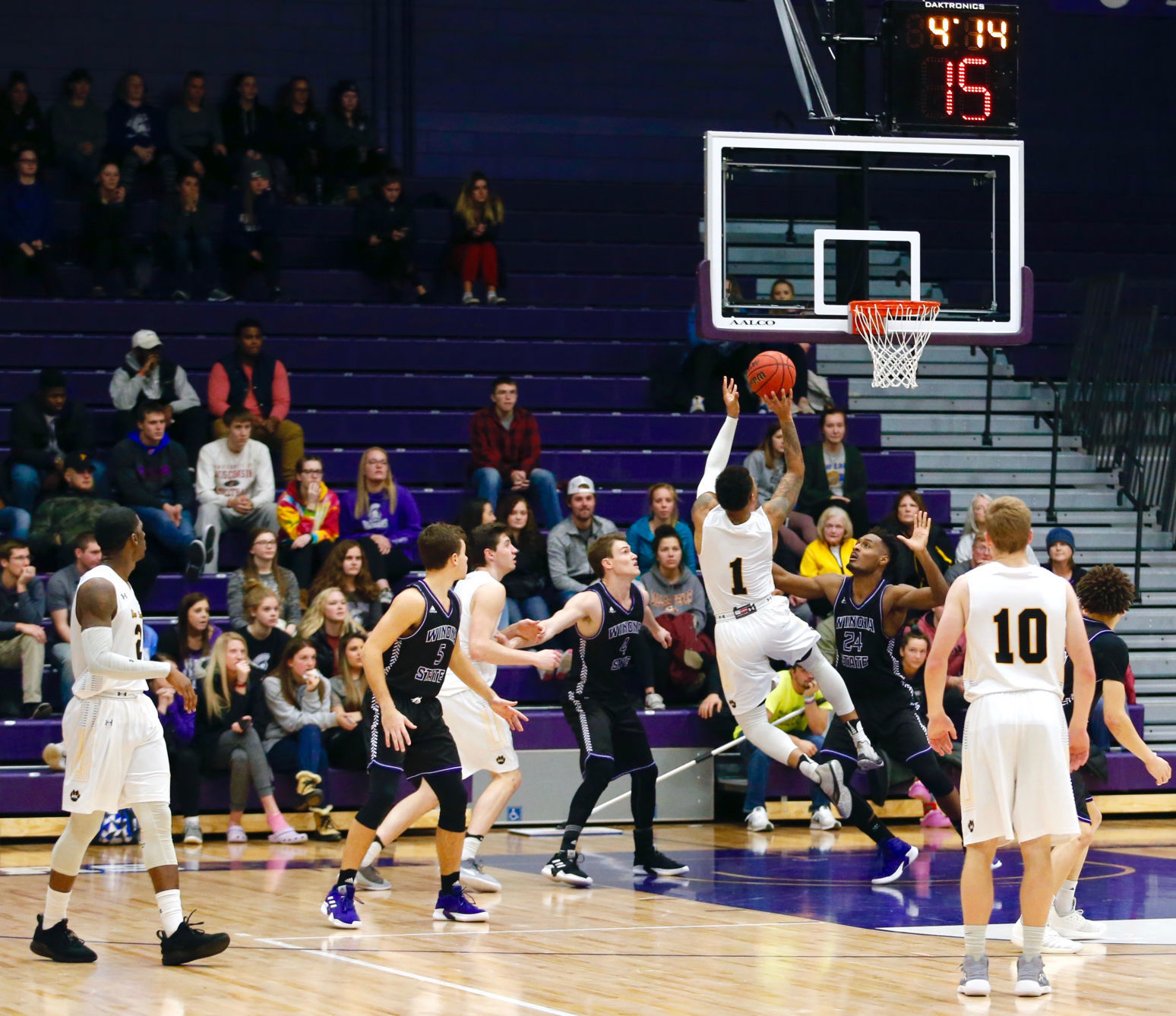 WSU MBB vs Wayne State 8